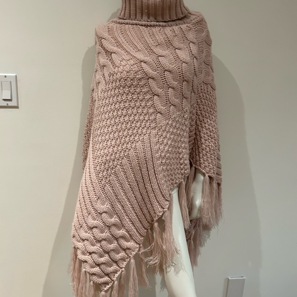 Turtleneck poncho - Picture 1 of 3